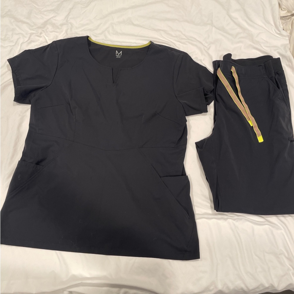 Medelita scrub top and pants in a size XL.